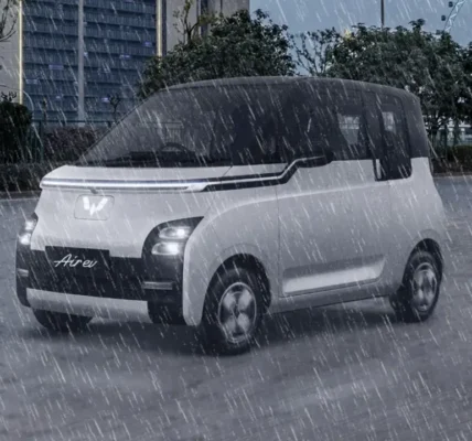 Mengemudikan Mobil Listrik di Tengah Hujan Petir, Aman? | Berita