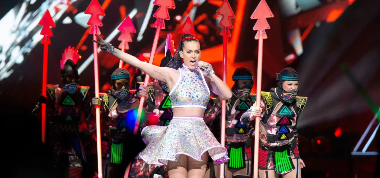 Penggemar Bahas Keamanan Panggung bagi Bintang Tamu | Berita