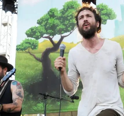 Penyanyi Edward Sharpe Bela Lagu 'Home' Di Tengah Kontroversi | Berita
